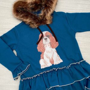 Vestido de felpa azul con capucha de pelo y estampado perro en la pechera