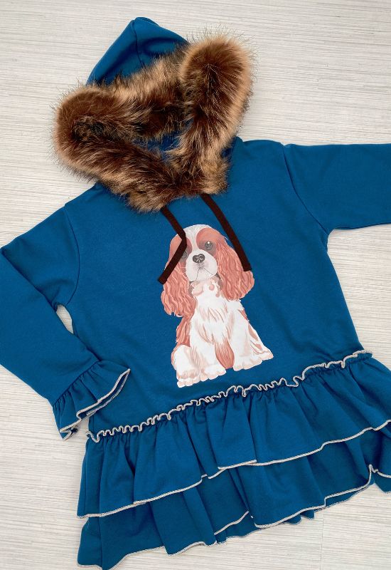 Vestido de felpa azul con capucha de pelo y estampado perro en la pechera