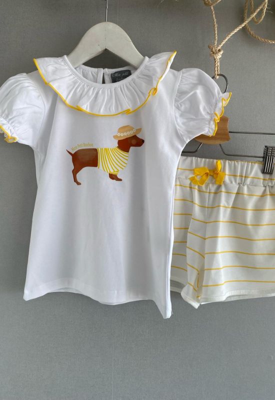 camiseta blanca de manga corta con print de perro teckel y short a rayas blancas y amarillas
